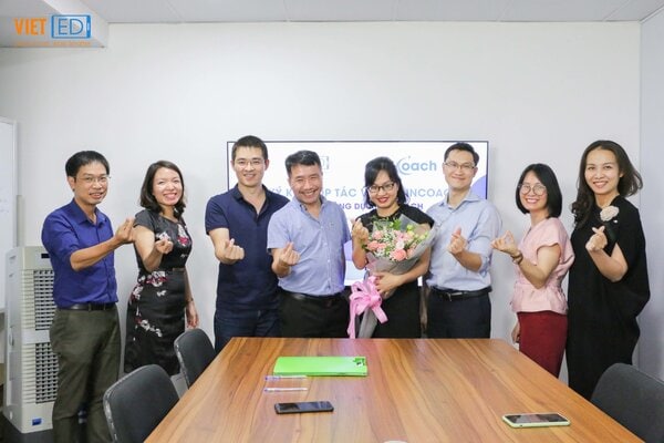Ban lãnh đạo VietED và inCoach chụp ảnh lưu niệm sau lễ ký kết