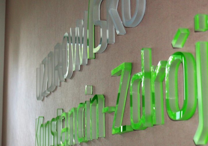 Logo przestrzenne w sali konferencyjnej