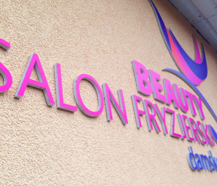 Logo przestrzenne 3d na budynku