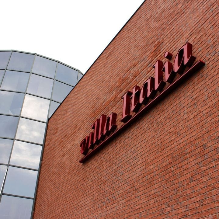 Litery podświetlane LED na budynku firmy