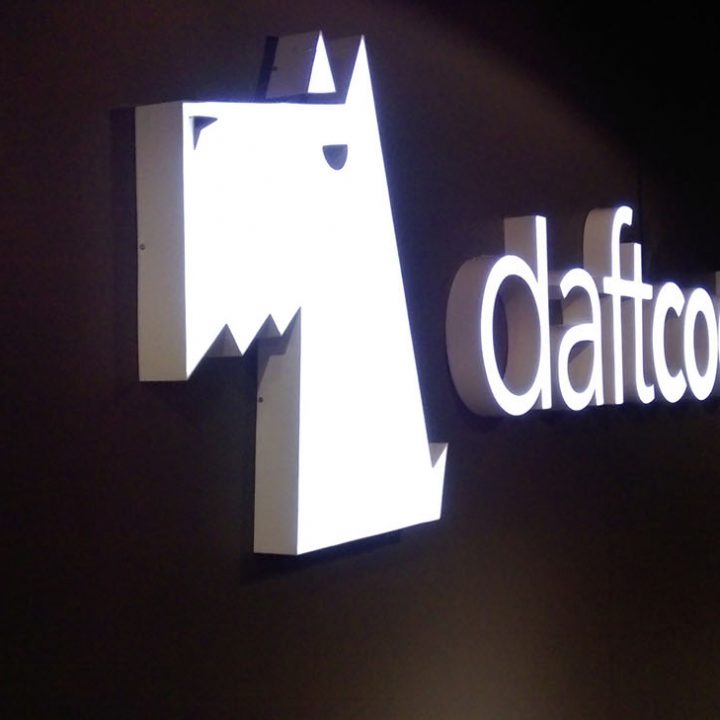 Logo podświetlane w recepcji firmy