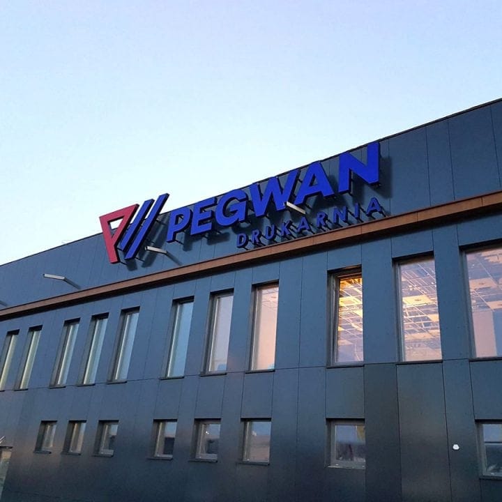 Podświetlane logo na elewacji budynku