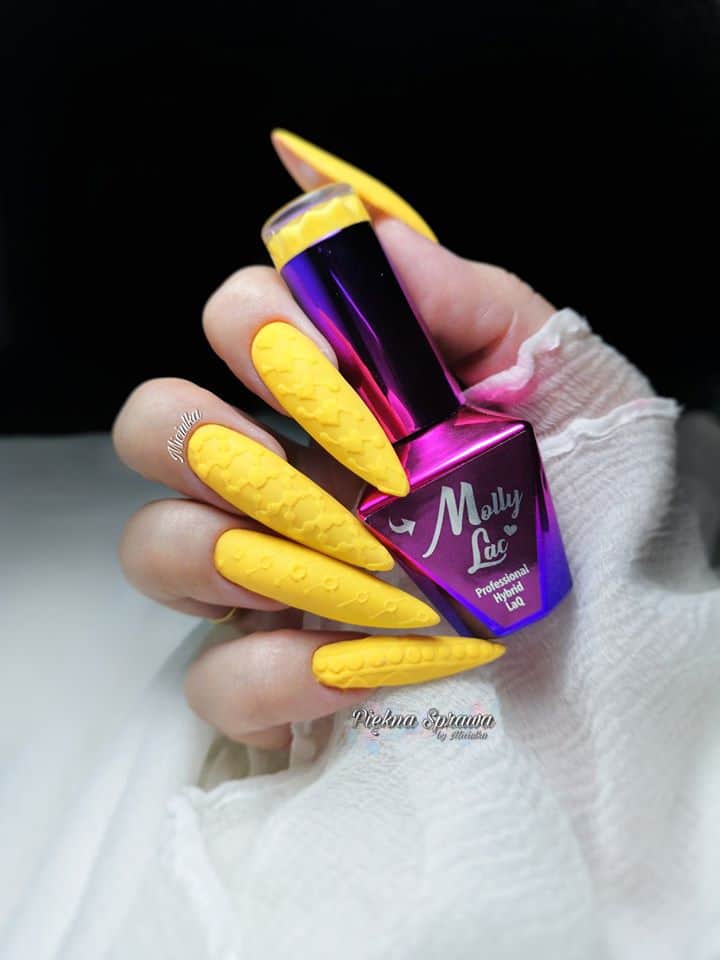 Wiedza - Jakie są trudne kolory w manicure hybrydowym i jak sobie z nimi radzić? 2 żółte neonowe paznokcie hybrydowe