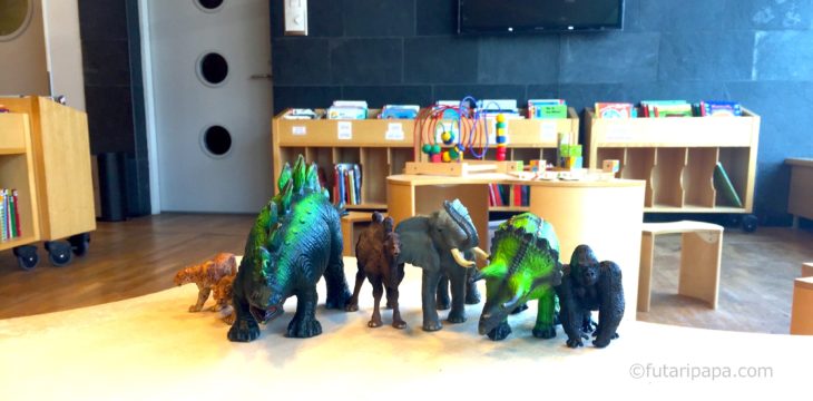 整列させられた図書館の恐竜たち