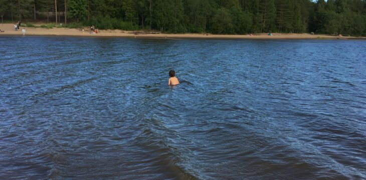 お昼はビーチ、夜はFredagsmys