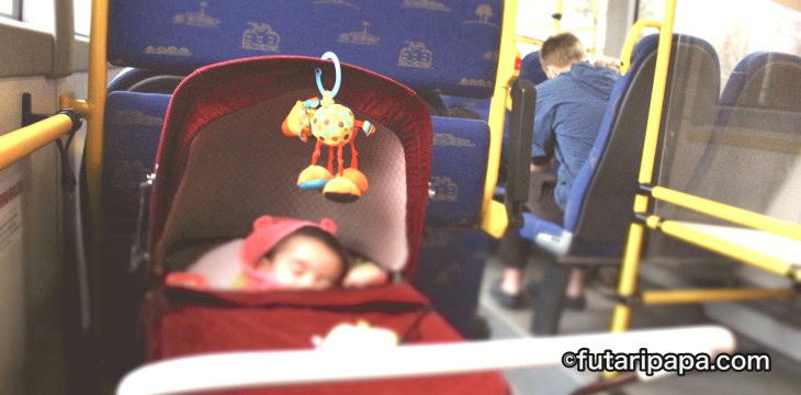 バス + ベビーカー = まぶたの攻防