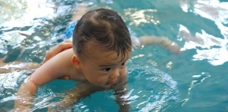 息子君のプールデビュー。