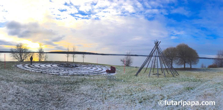 海辺散歩と、イスのうえでも片あぐら。