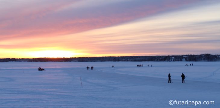 凍った海のスケートリンク
