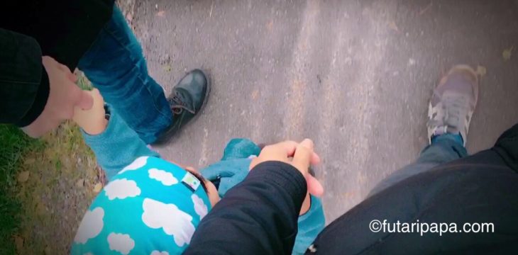 3人で手をつないで、歩く。