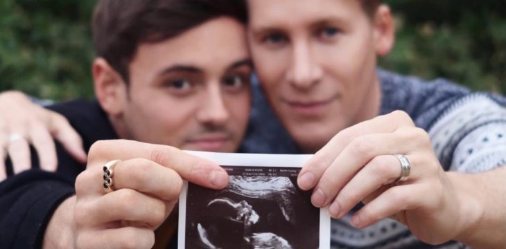 「産まれた！」飛び込み王子のトム・デイリーとダスティン・ランス・ブラックのふたりがパパに！