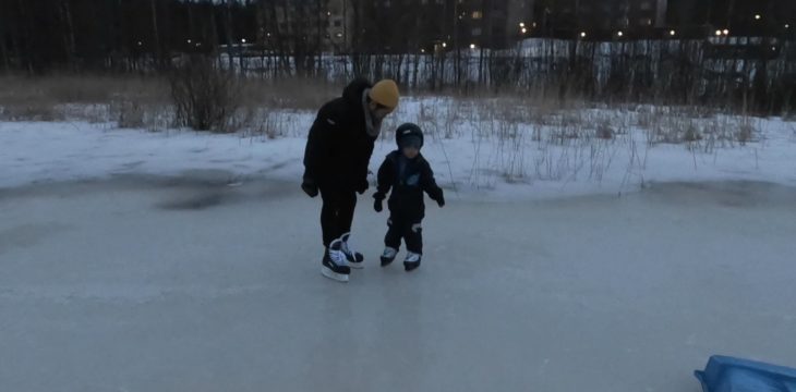 初めてのスケートは、家の目の前の湖で