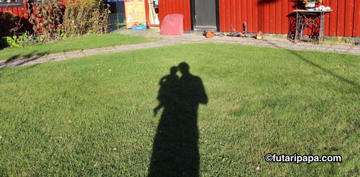 息子くん、はじめての影あそび。