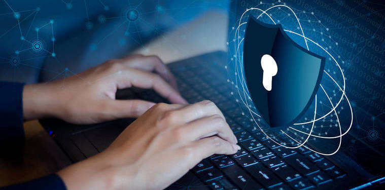 Pessoa usando seu notebook enquanto um cadeado de segurança flutua por fora da tela. Representação da proteção estabelecida pela Circular nº 3909