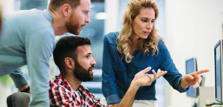 equipe de outsourcing de TI olhando para a tela de um computador