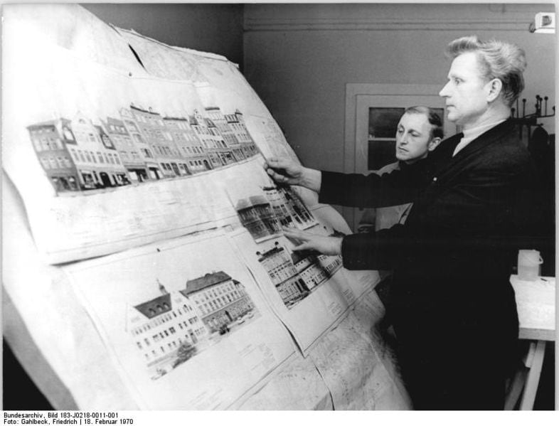 Bundesarchiv_Bild_183-J0218-0011-001,_Leipzig,_Architekt_am_Reißbrett