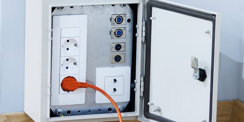 Оборудование нанесения пеносиликоного уплотнения на двери электрошкафов