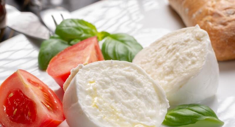 mozzarella di bufala zizzona di mondragone deliziosa abbuffa