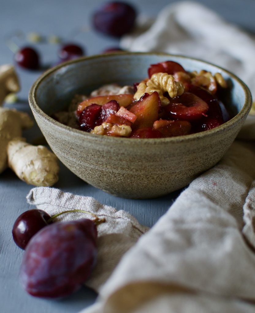 veganer Hafer-Chia Porridge mit Kardamomzwetschgen