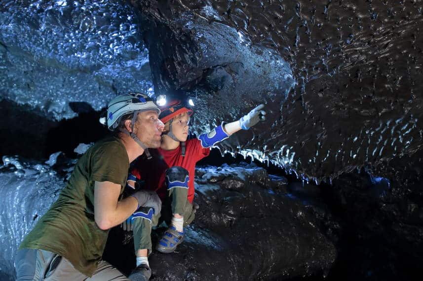Visite d'un tunnel de lave en famille à la Réunion.