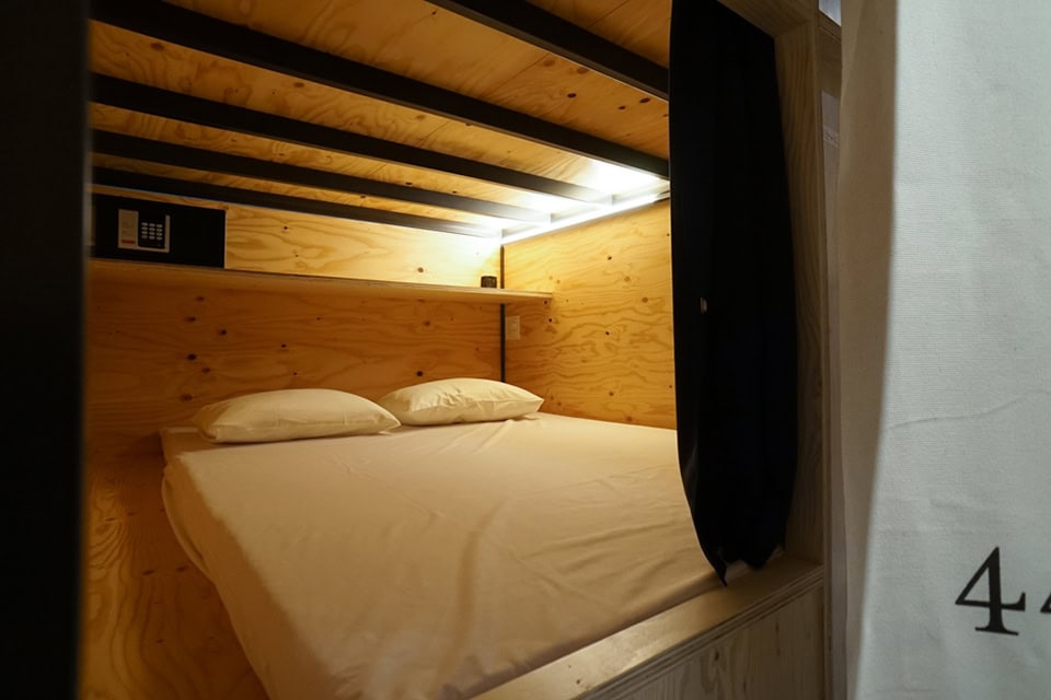 Bett und Buch Tokio