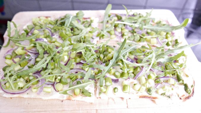 Beitragsbild_Flammkuchen_Spargel Flammkuchen mit Spargel und Rucola