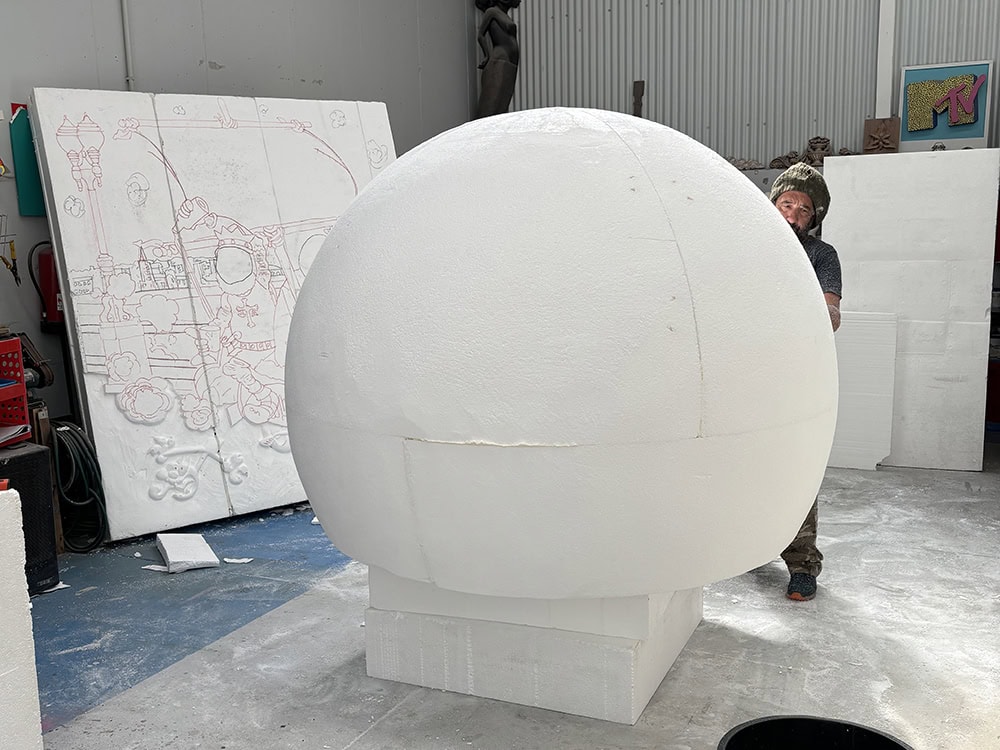 Escultura de pelota de tenis gigante para la presentación del documental de Carlos Alcaraz (Netflix) Es-Tallado