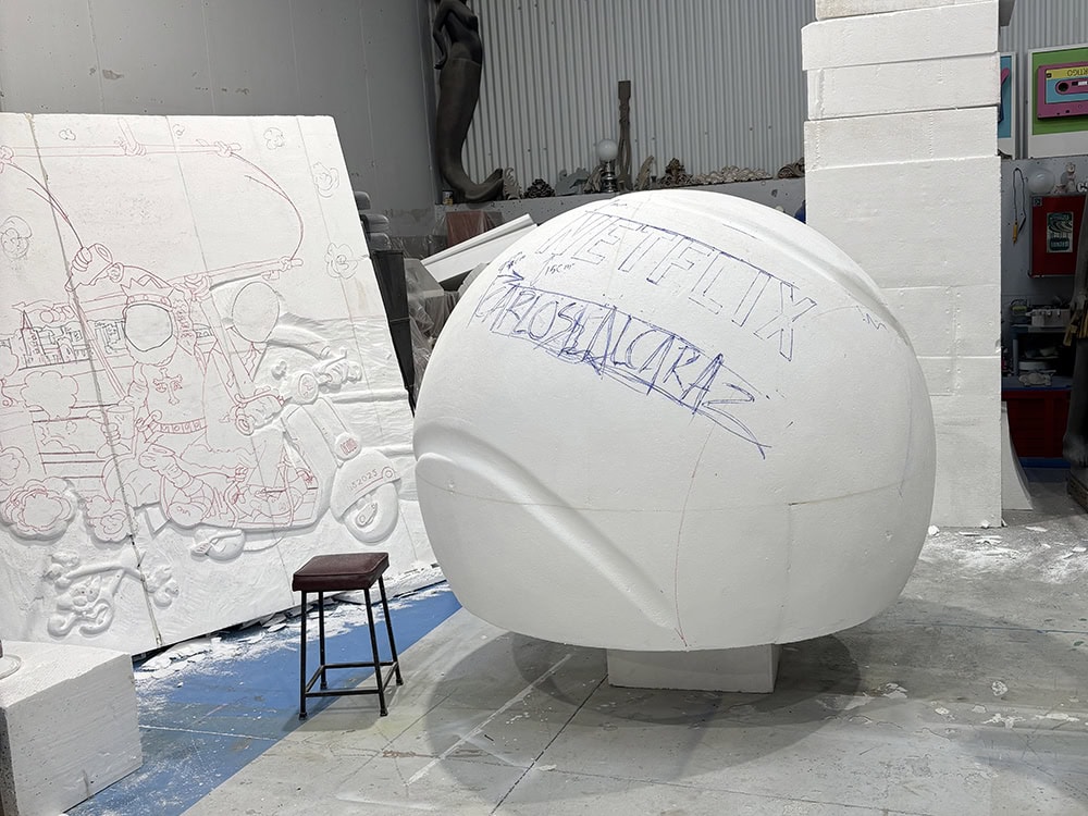 Escultura de pelota de tenis gigante para la presentación del documental de Carlos Alcaraz (Netflix) Es-Tallado