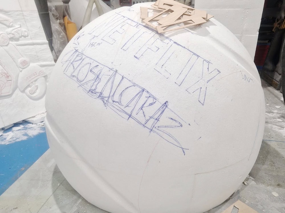 Escultura de pelota de tenis gigante para la presentación del documental de Carlos Alcaraz (Netflix) Es-Tallado