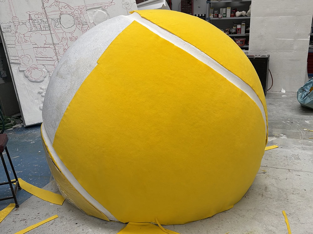 Escultura de pelota de tenis gigante para la presentación del documental de Carlos Alcaraz (Netflix) Es-Tallado