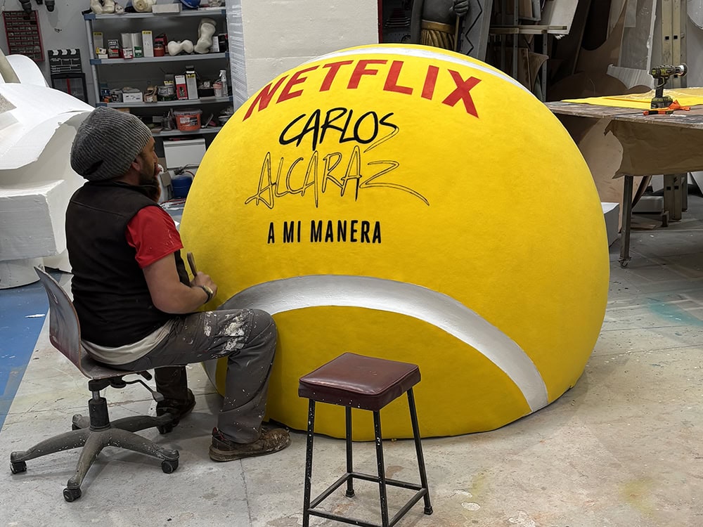 Escultura de pelota de tenis gigante para la presentación del documental de Carlos Alcaraz (Netflix) Es-Tallado