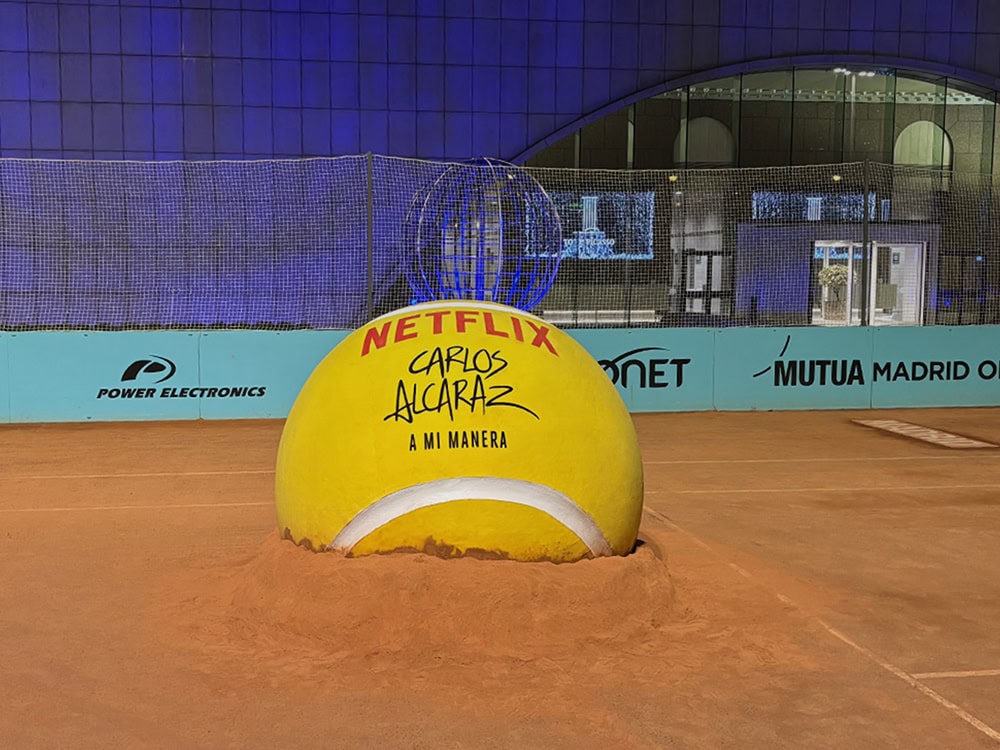 Escultura de pelota de tenis gigante para la presentación del documental de Carlos Alcaraz (Netflix) Es-Tallado