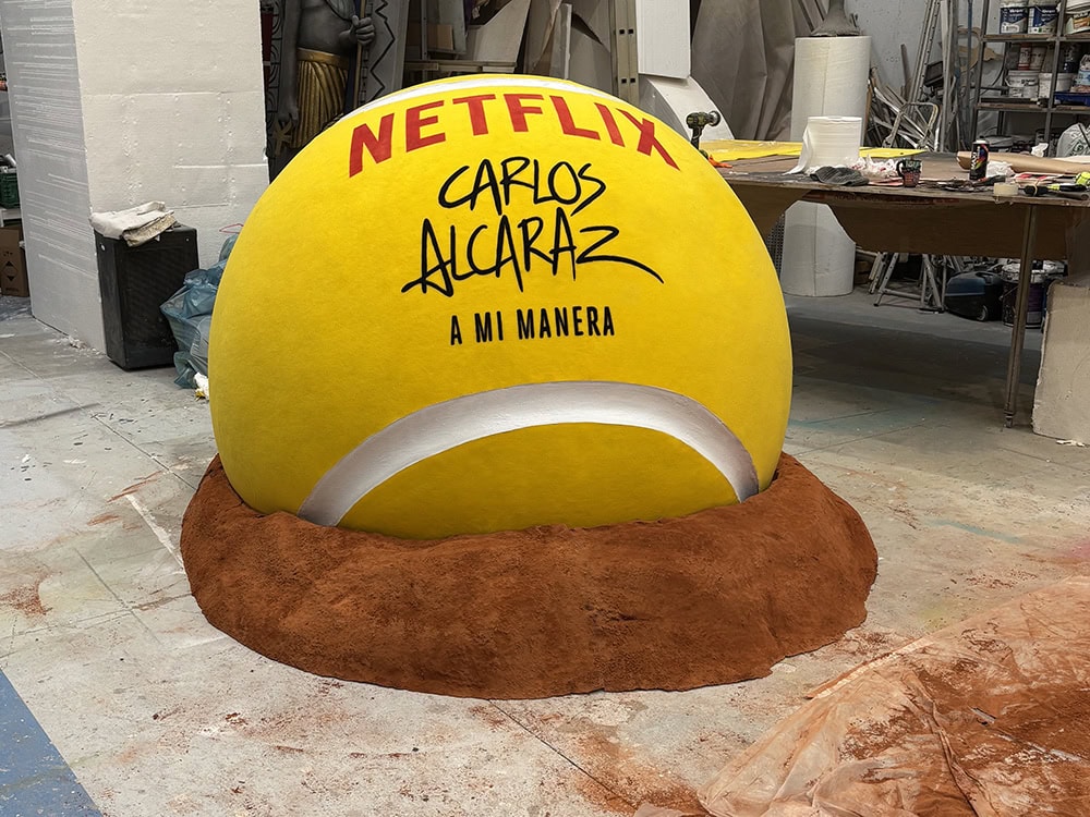 Escultura de pelota de tenis gigante para la presentación del documental de Carlos Alcaraz (Netflix) Es-Tallado