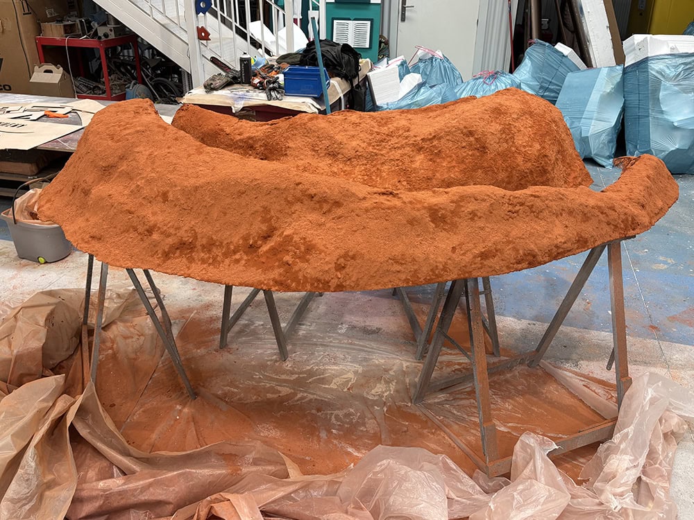 Escultura de pelota de tenis gigante para la presentación del documental de Carlos Alcaraz (Netflix) Es-Tallado