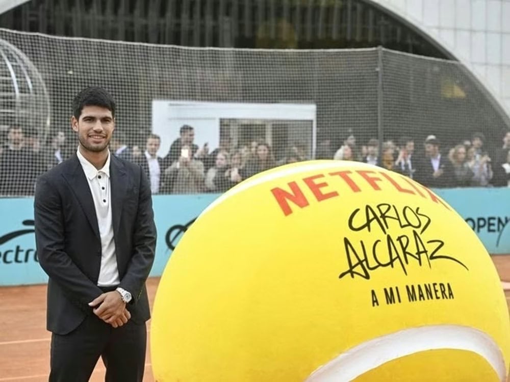 Escultura de pelota de tenis gigante para la presentación del documental de Carlos Alcaraz (Netflix) Es-Tallado
