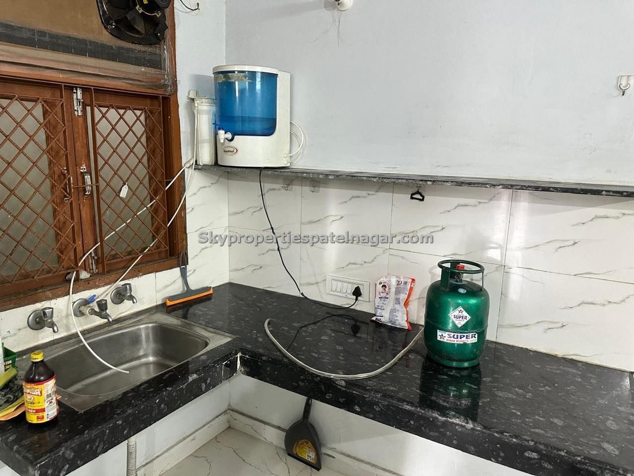 1 RK Flat in Karol Bagh Delhi at Low Rent Ready to Move