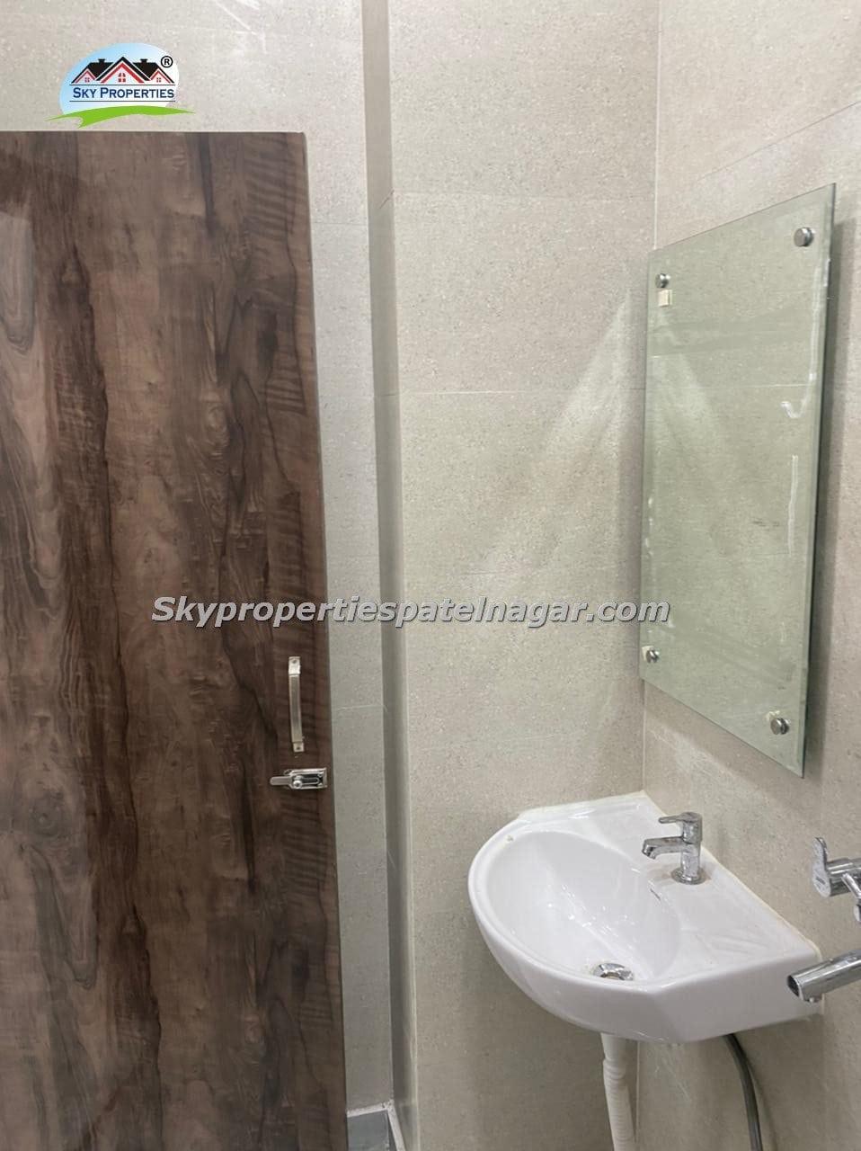 1RK IN KAROL BAGH NEAR COACHING INSTITUTE & METRO