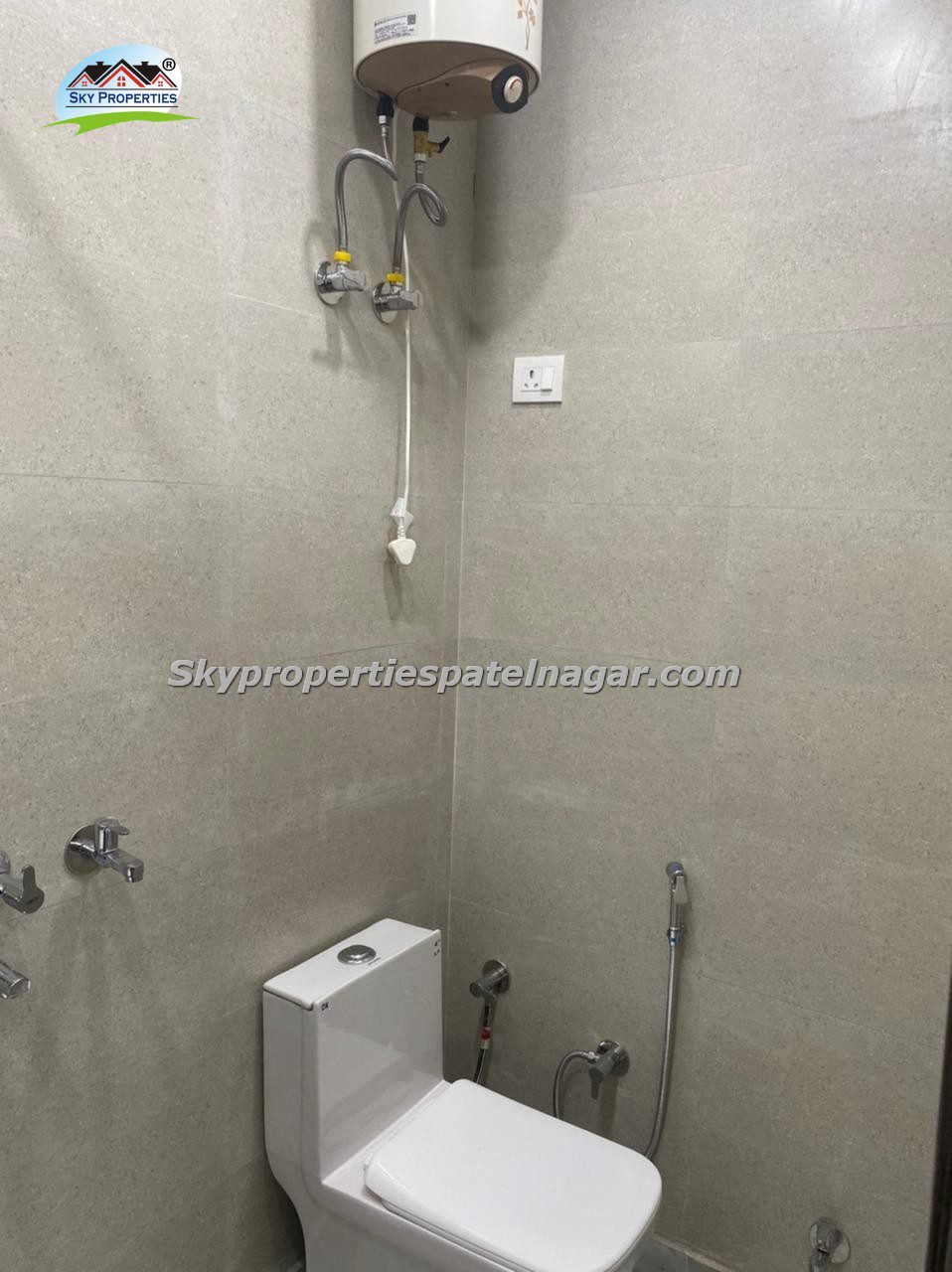 1RK In KAROL BAGH NEAR COACHING INSTITUTES & METRO