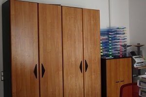 schranksysteme-eigenschaften-tipp-zum-bau Neben Schranksystemen aus Holz verwenden Sie auch andere Materialien.