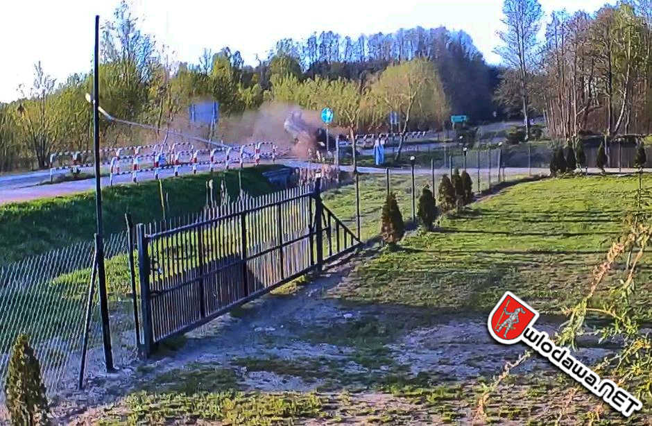  Okuninka: Pijany 61-latek wpadł na wysepkę skasował znaki, latarnie i mało brakowało aby wylądował w stawie /wideo/ Wydarzenia z miasta Włodawy powiat włodawskiego i gminy Włodawa oraz Polesie Zachodnie na Sygnale i 24 na dobę