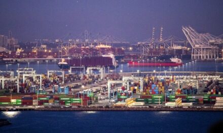 Puertos de Estados Unidos hacen turnos de noche para agilizar la descarga