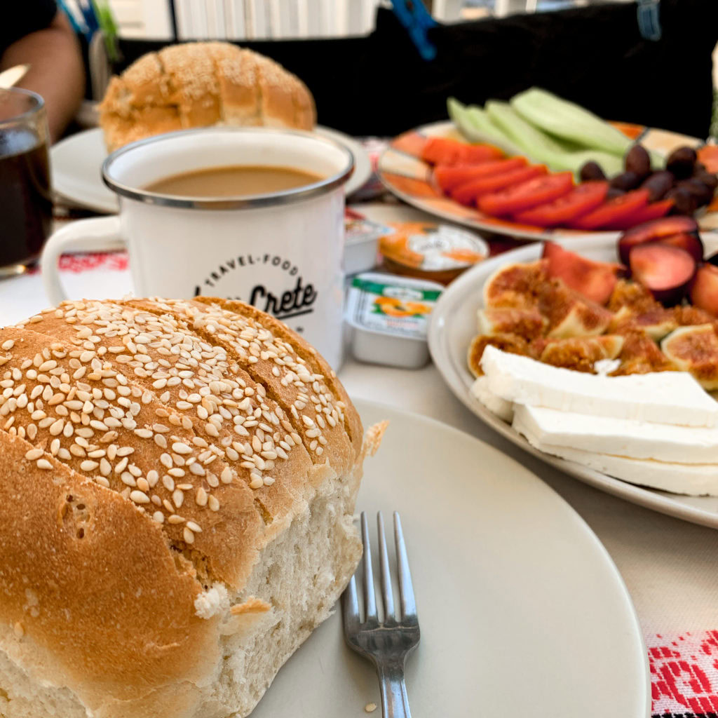 Frisches Sesambrot, ein Kaffee und Obst für ein Frühstück