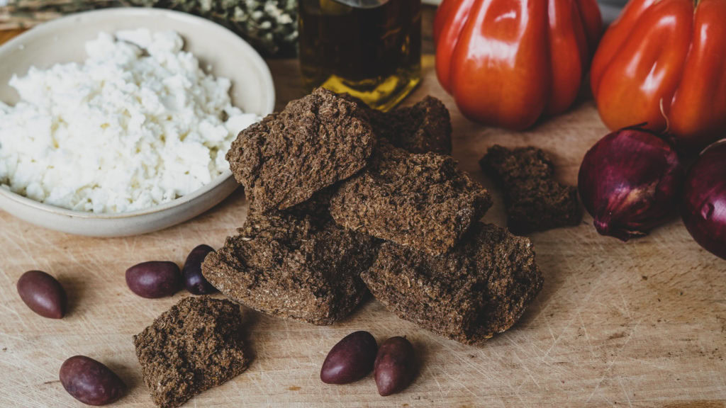 Paximadi, Feta, Tomaten und Oliven für Dakos
