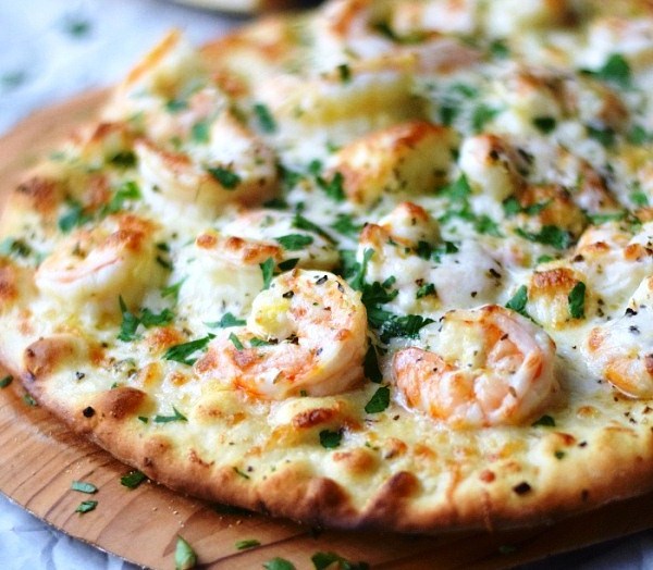 пицца с морепродуктами и сливочным соусом