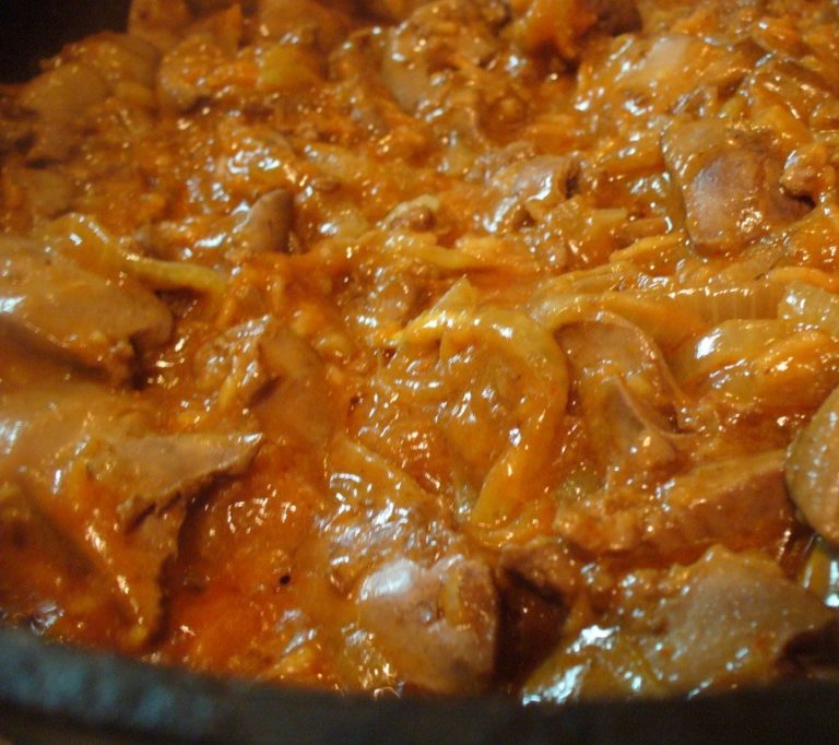 куриная печень на сковороде в томатном соусе
