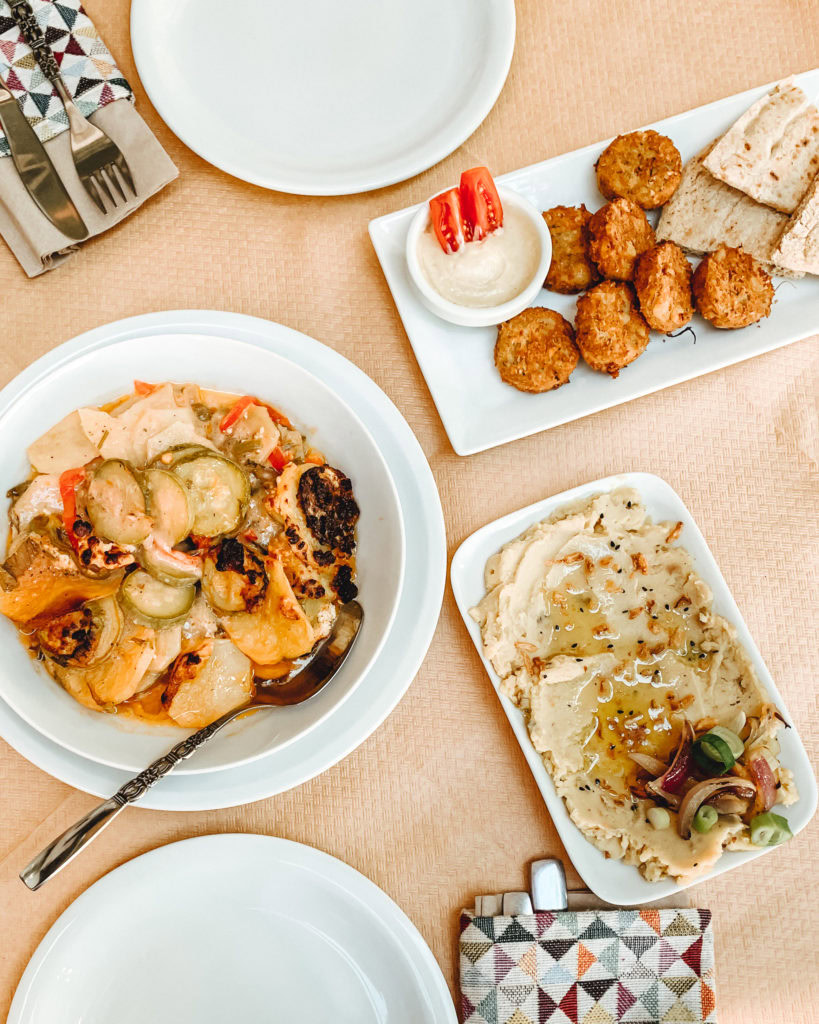 Brian, Falafel und Fava auf einem Tisch