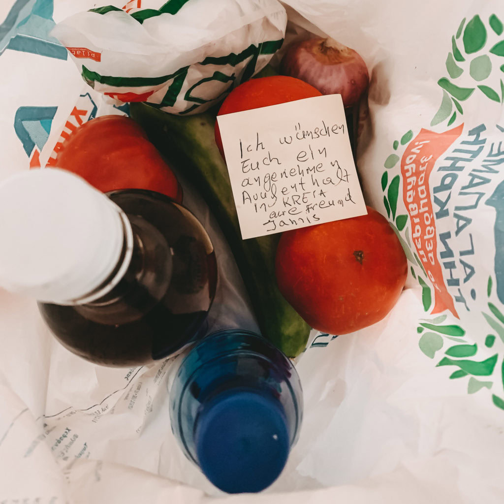 eine Einkaufstüte mit Gastgeschenken aus Kreta. Wein, Tsikoudia, Gemüse