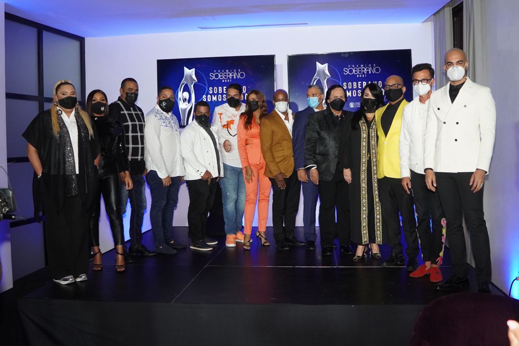 René Brea junto a Giannina Azar, Hippólito Pret A Porter, Leonel Lirio, Luis Domínguez, Leonardo S Fith Av., Wilson Alcequies, Calpo Atelier, Karlos Núñez, Joel Reyes, Harold Jiménez, Bride To Be, José Jhan y Jorge David. (Fuente externa)