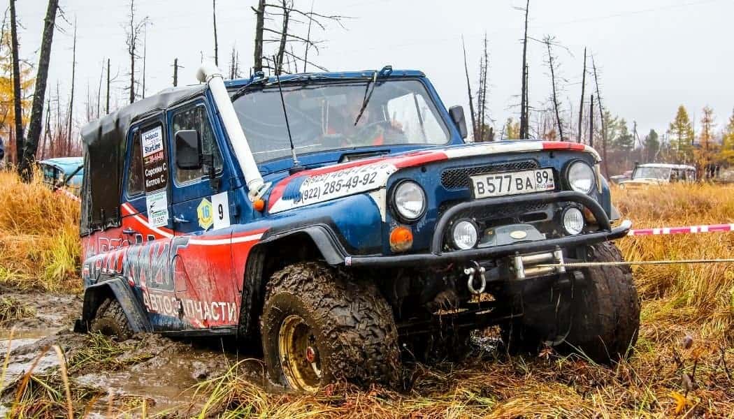 jeep in the mud using winch