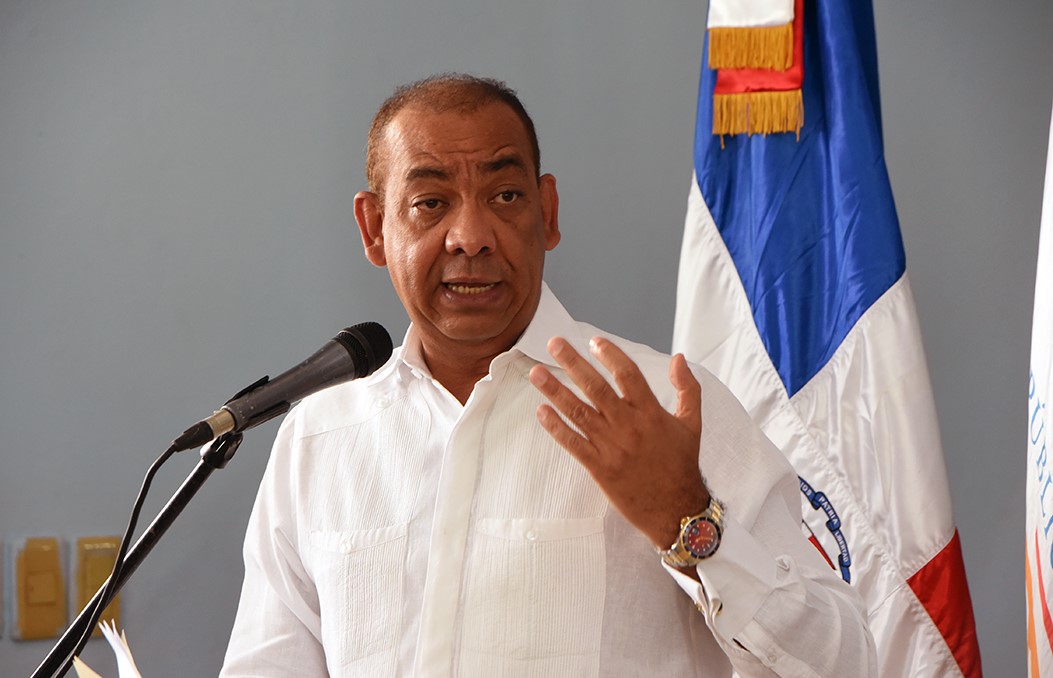 Deligne Ascención, ministro de Obras Públicas